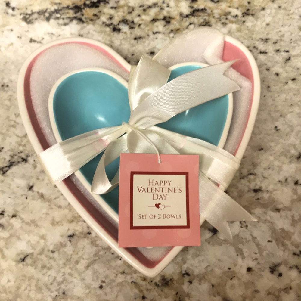 Set of 2 heart-shaped bowls.